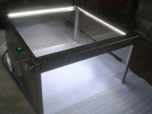 Arbeitsplatzabsaugung aus Edelstahl und Sicherheitsglas mit LED-Beleuchtung